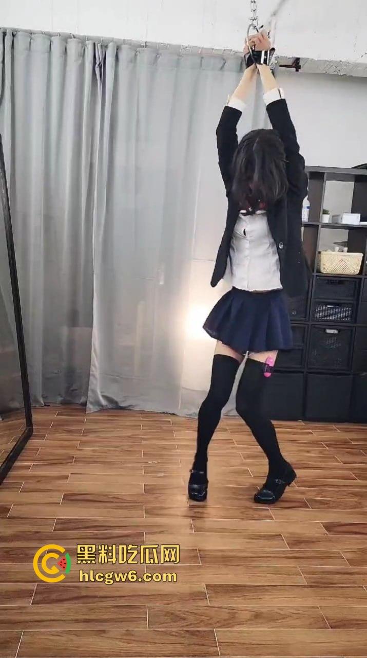 牛奶灌逼电击玩法炸裂上线,JK制服骚妹被逼里灌满牛奶吊起来玩电，奶水顺着腿狂流，全程骚叫浪到突破天际！-5