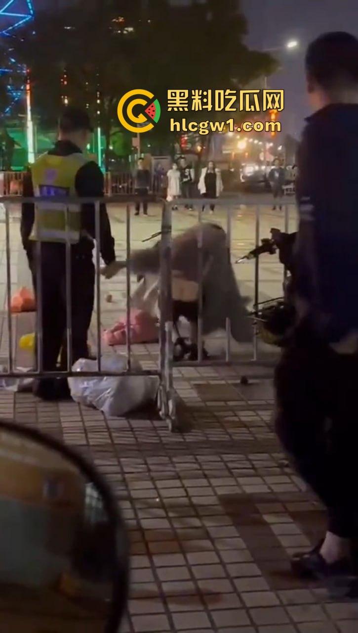 商丘街头闺蜜大撕逼！两个骚妇当街互扇，原来是照顾闺蜜老公照顾上床了！-3