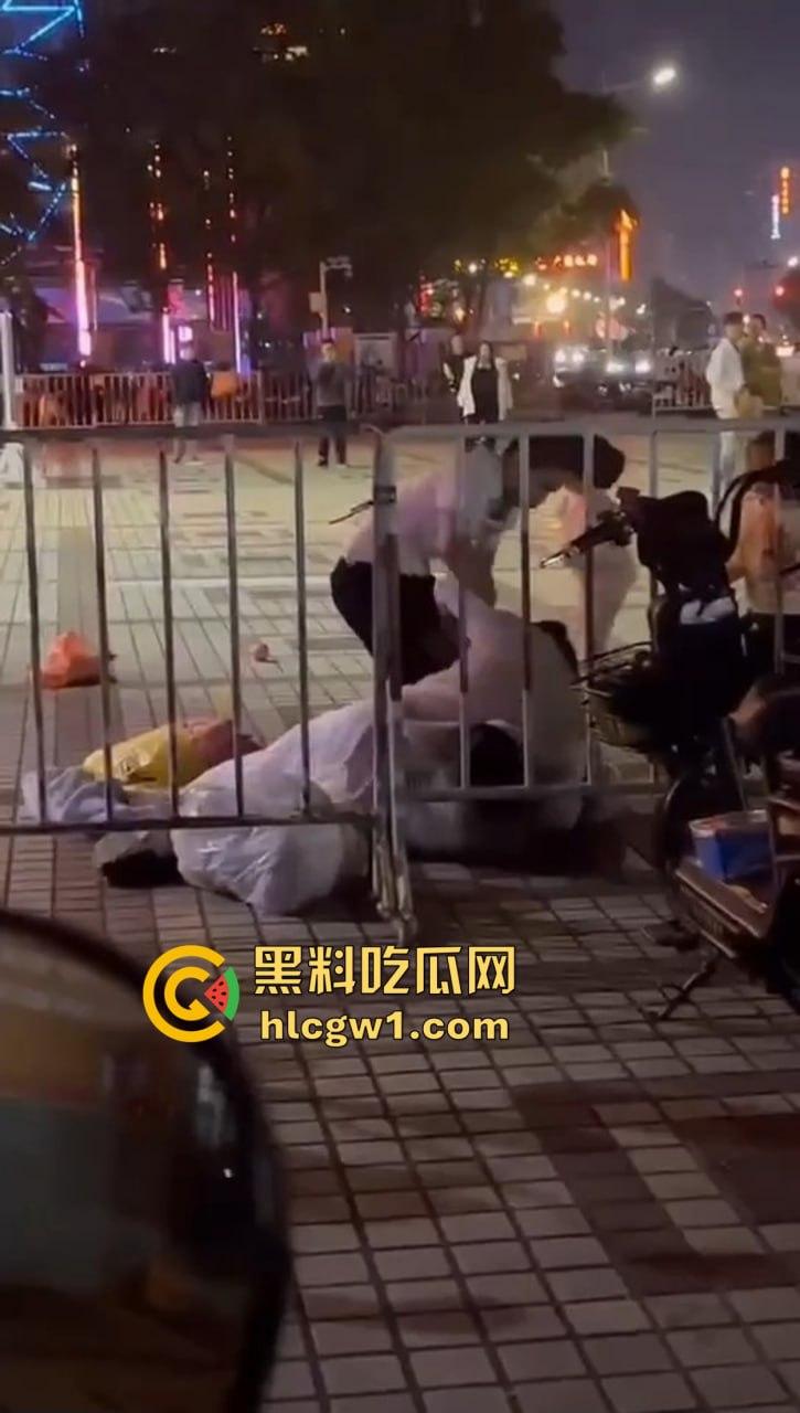 商丘街头闺蜜大撕逼！两个骚妇当街互扇，原来是照顾闺蜜老公照顾上床了！-8