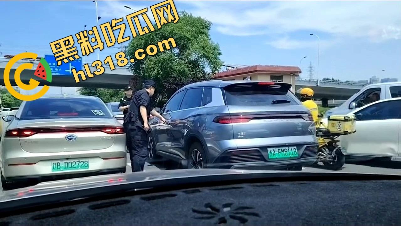 诈骗犯鞠某力大连取款被堵，强行飙车闯卡像拍电影，最后还是人没跑掉、车全撞废了！-4