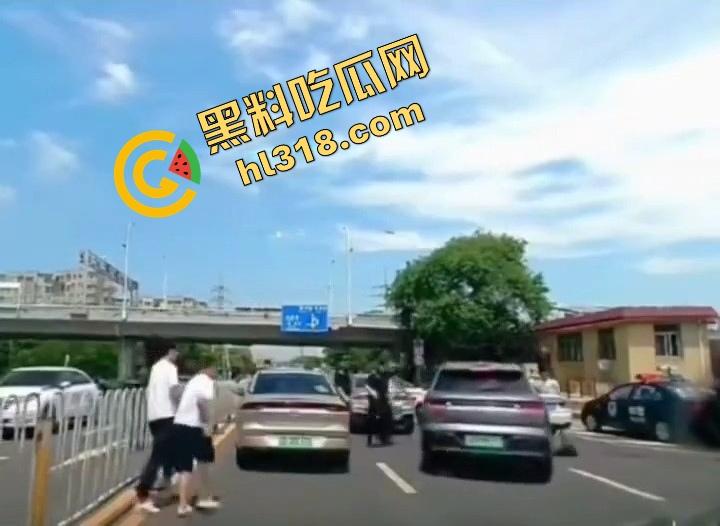 诈骗犯鞠某力大连取款被堵，强行飙车闯卡像拍电影，最后还是人没跑掉、车全撞废了！-7