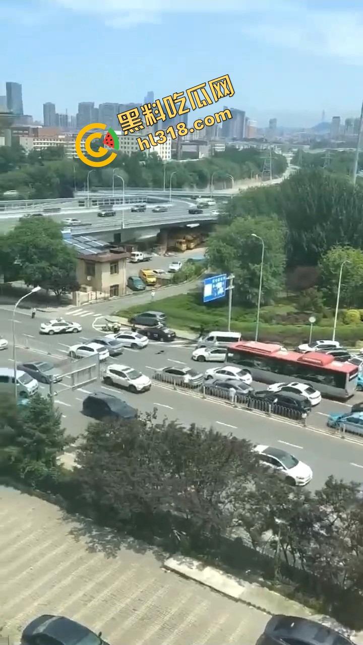 诈骗犯鞠某力大连取款被堵，强行飙车闯卡像拍电影，最后还是人没跑掉、车全撞废了！-9