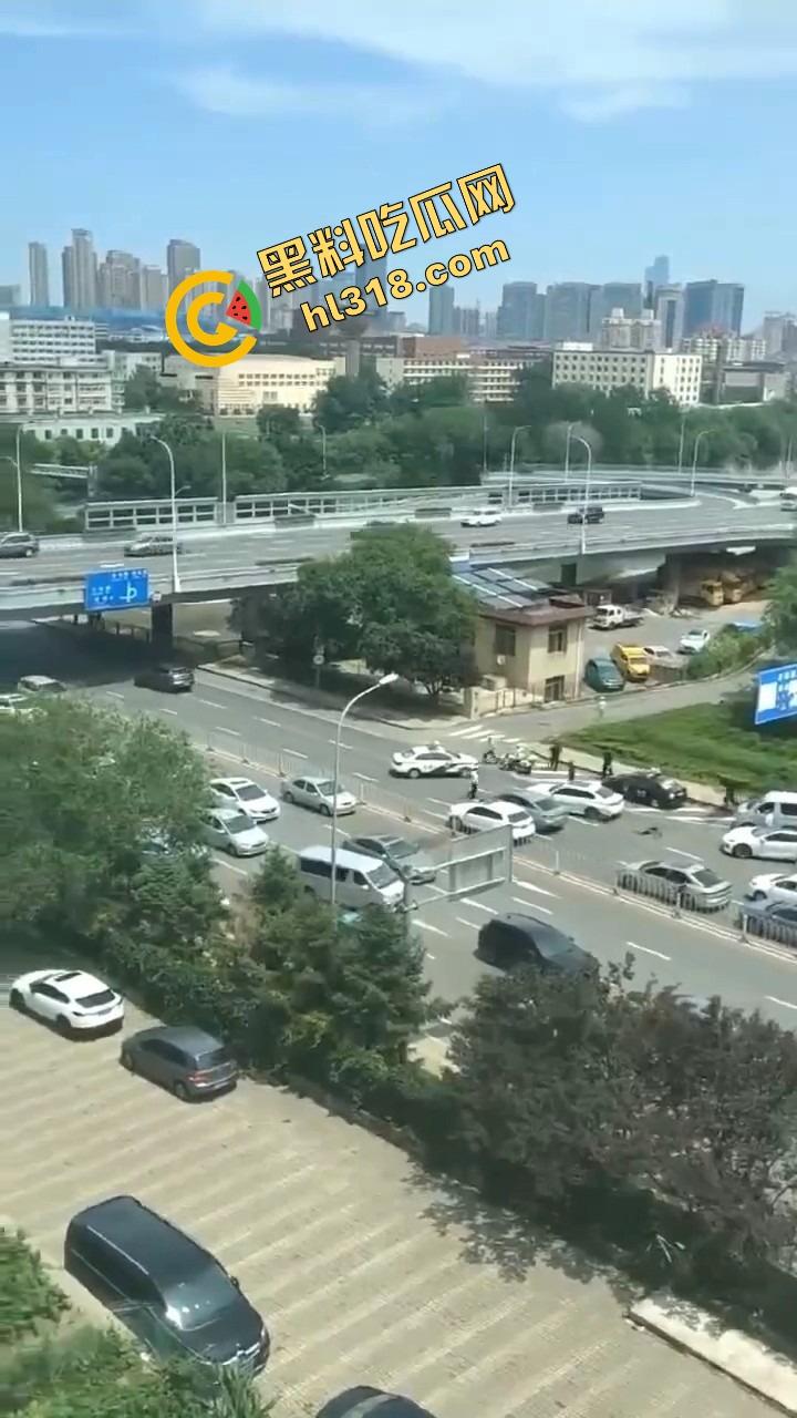 诈骗犯鞠某力大连取款被堵，强行飙车闯卡像拍电影，最后还是人没跑掉、车全撞废了！-10