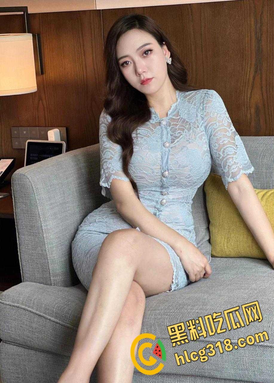 巨乳淫妻为了讨好领导，陪睡开房打炮，极品肥臀又大又翘，开档黑丝按在椅子上无情爆操！-1