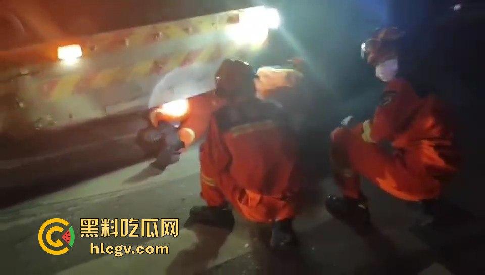 温都凌晨惨烈车祸！摩托车被撞飞，一人卡在水泥搅拌车底，生死救援紧急展开！-10
