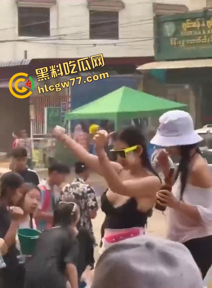 柬埔寨泼水节炸裂 绿框眼镜白奶极品妹子当街脱奶罩裸舞 巨乳摇爆全场 活菩萨级骚到飞起！-2