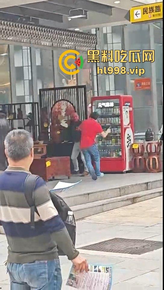 一瓶水引发的血案！重庆男子街头持刀砍人，众人围观腿软，警方还原真相让人唏嘘！-13