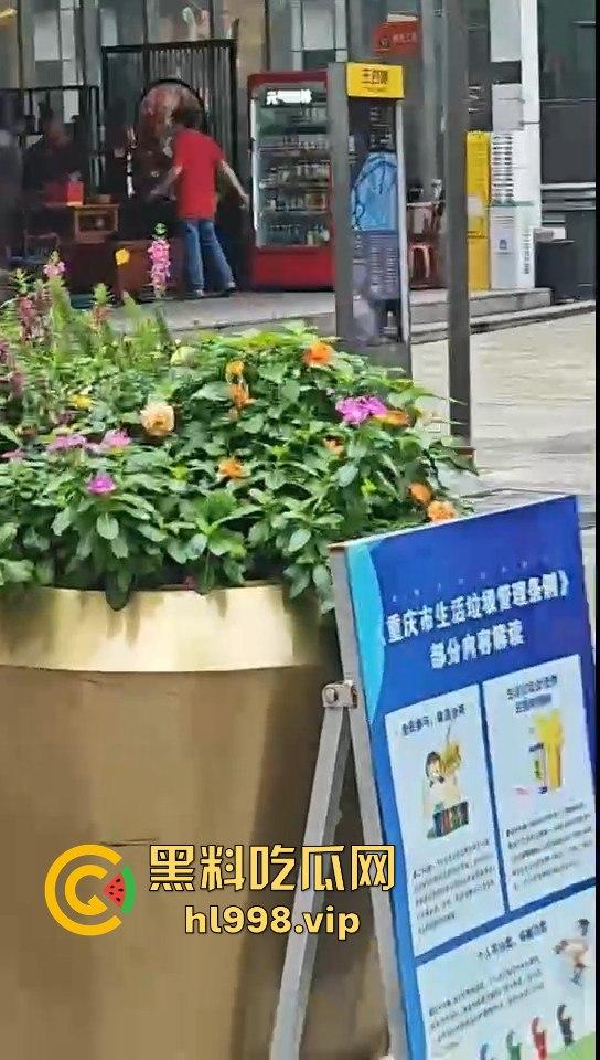 一瓶水引发的血案！重庆男子街头持刀砍人，众人围观腿软，警方还原真相让人唏嘘！-14