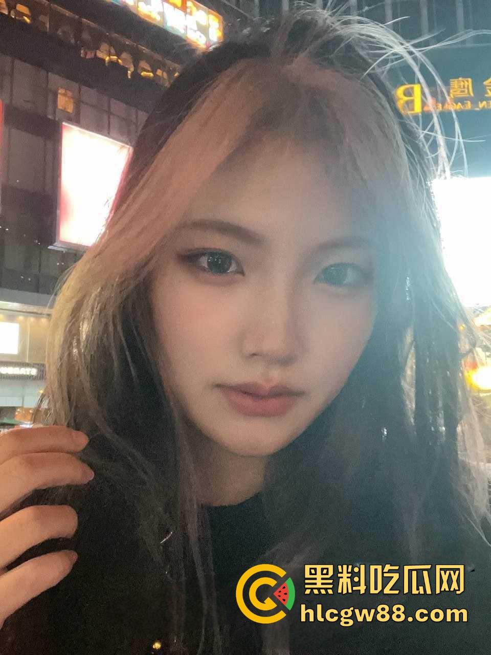 南京财经大学精神小妹【林菲菲】开裆黑丝骑乘被怼脸拍，害羞问录多久，清纯黑长直配全自动女上位！-1