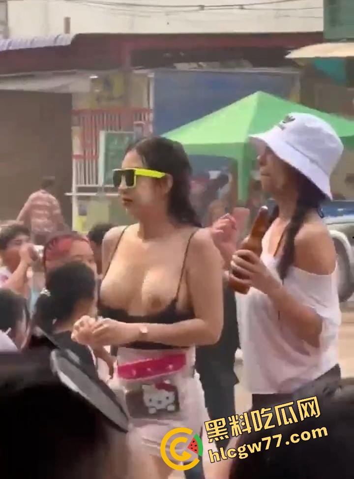 柬埔寨泼水节炸裂 绿框眼镜白奶极品妹子当街脱奶罩裸舞 巨乳摇爆全场 活菩萨级骚到飞起！-10