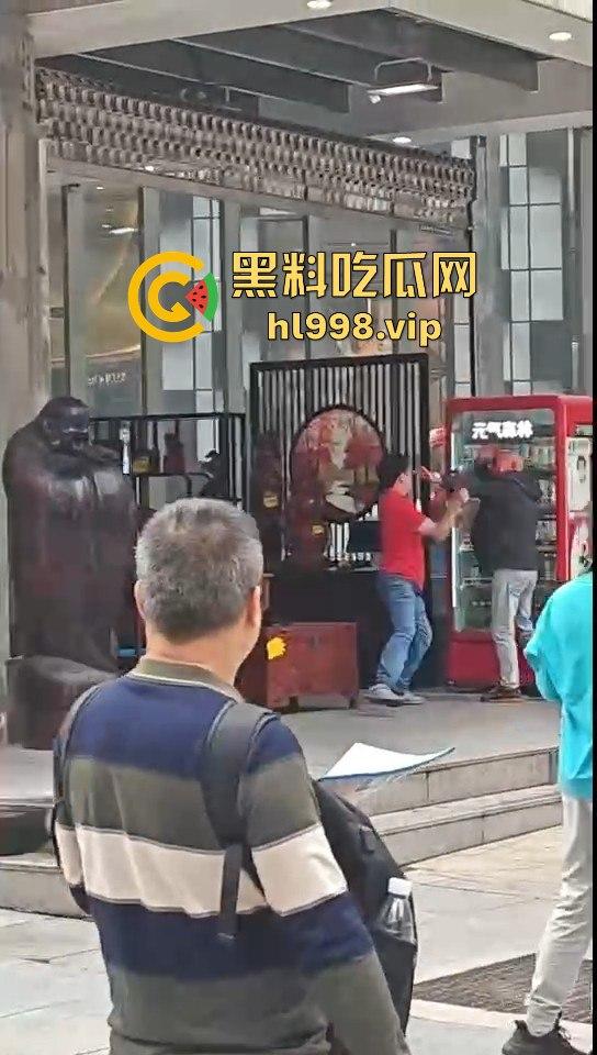 一瓶水引发的血案！重庆男子街头持刀砍人，众人围观腿软，警方还原真相让人唏嘘！-18