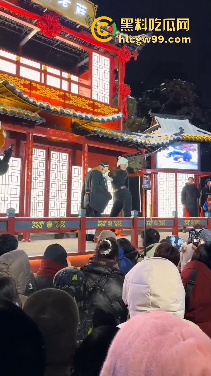 长春动植物公园惊现遛猪新玩法,斯文眼镜妹一秒变女流氓，八戒哥裤腰带被扯开，牵着猪头直接遛大街！-1