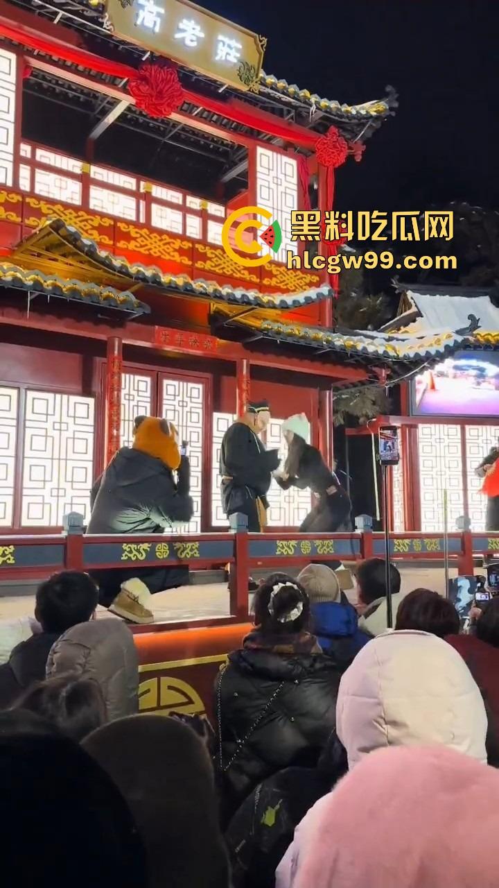 长春动植物公园惊现遛猪新玩法,斯文眼镜妹一秒变女流氓，八戒哥裤腰带被扯开，牵着猪头直接遛大街！-2