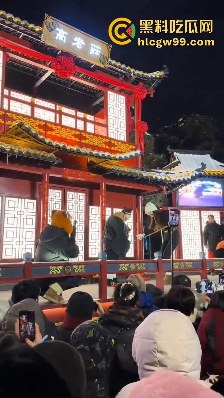 长春动植物公园惊现遛猪新玩法,斯文眼镜妹一秒变女流氓，八戒哥裤腰带被扯开，牵着猪头直接遛大街！-3