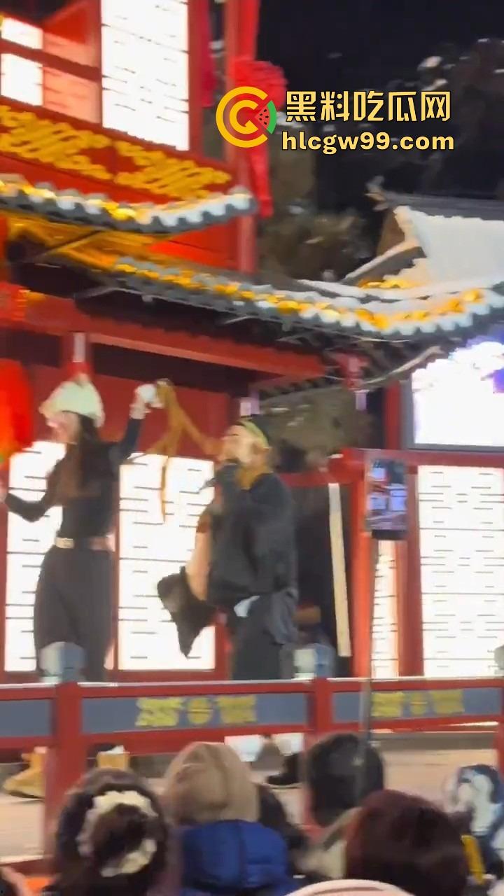 长春动植物公园惊现遛猪新玩法,斯文眼镜妹一秒变女流氓，八戒哥裤腰带被扯开，牵着猪头直接遛大街！-5