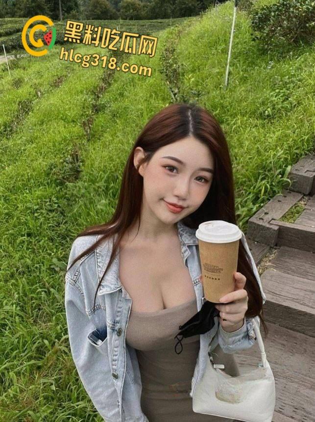 台湾巨乳学生妹，主动脱下内裤深情口交，女上位迷情性爱，奶子随着动作摇摇晃晃！-3