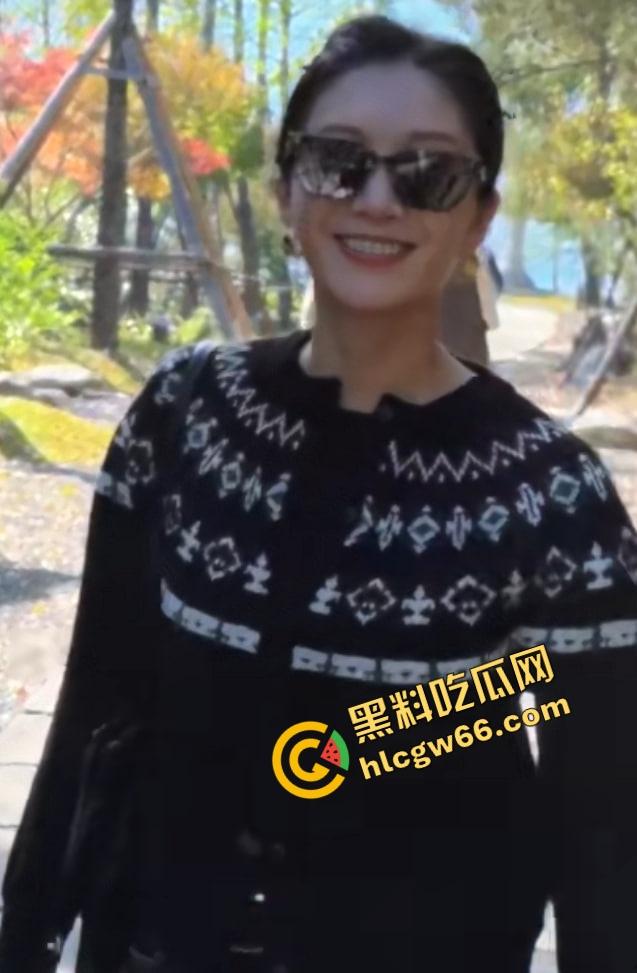 这哥们吃得太好了吧？找了个长得跟江疏影撞脸的美少妇，现场抹油撸管伺候，40来岁还能这么骚！-3