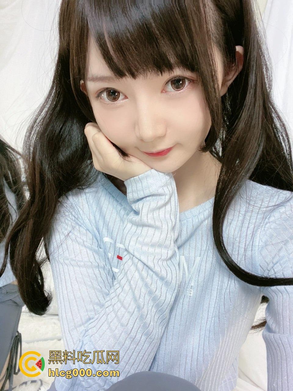 还得是黄毛呀！深夜带女友看电影，边看电影边吸奶，肆无忌惮地吸吮乳头，这女的身材真不错！-1