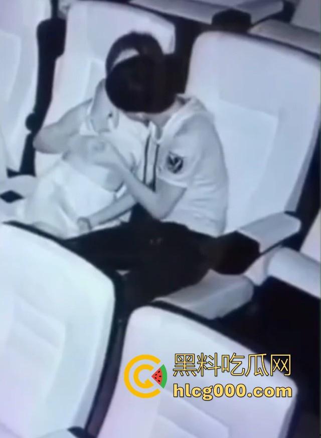 还得是黄毛呀！深夜带女友看电影，边看电影边吸奶，肆无忌惮地吸吮乳头，这女的身材真不错！-6