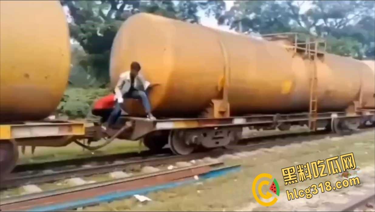 印度阿三搭顺风车，跳车时失误滑下轨道，同伴都没发现，回头身体已是两段 ！-1