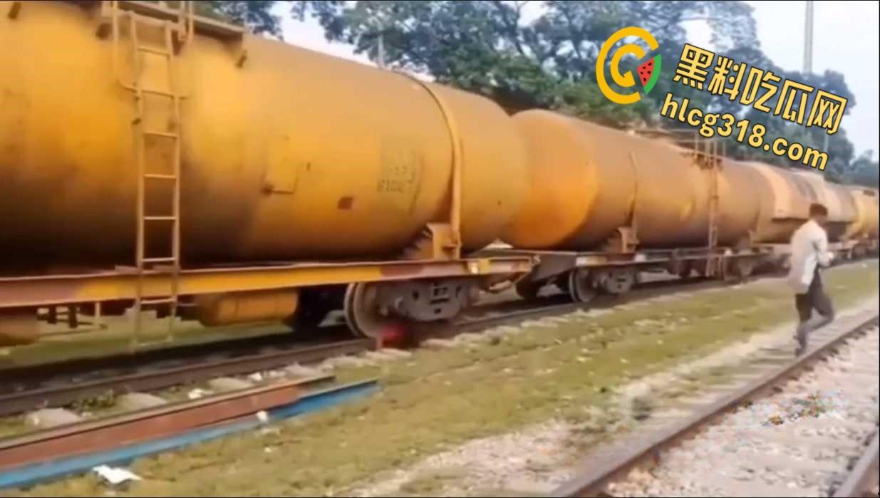 印度阿三搭顺风车，跳车时失误滑下轨道，同伴都没发现，回头身体已是两段 ！-3