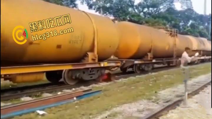 印度阿三搭顺风车，跳车时失误滑下轨道，同伴都没发现，回头身体已是两段 ！-5