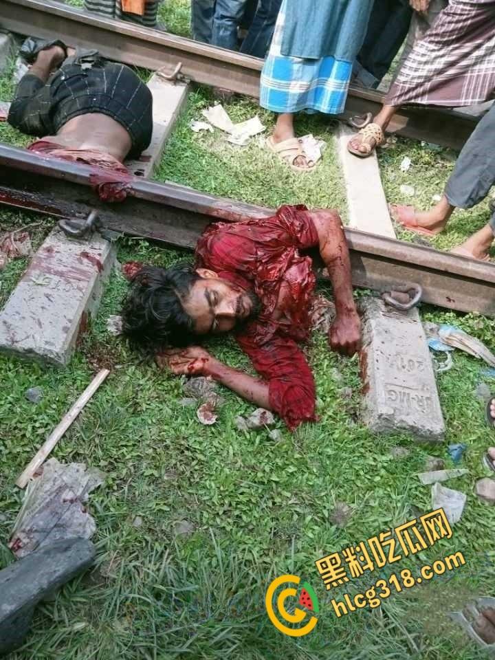 印度阿三搭顺风车，跳车时失误滑下轨道，同伴都没发现，回头身体已是两段 ！-7