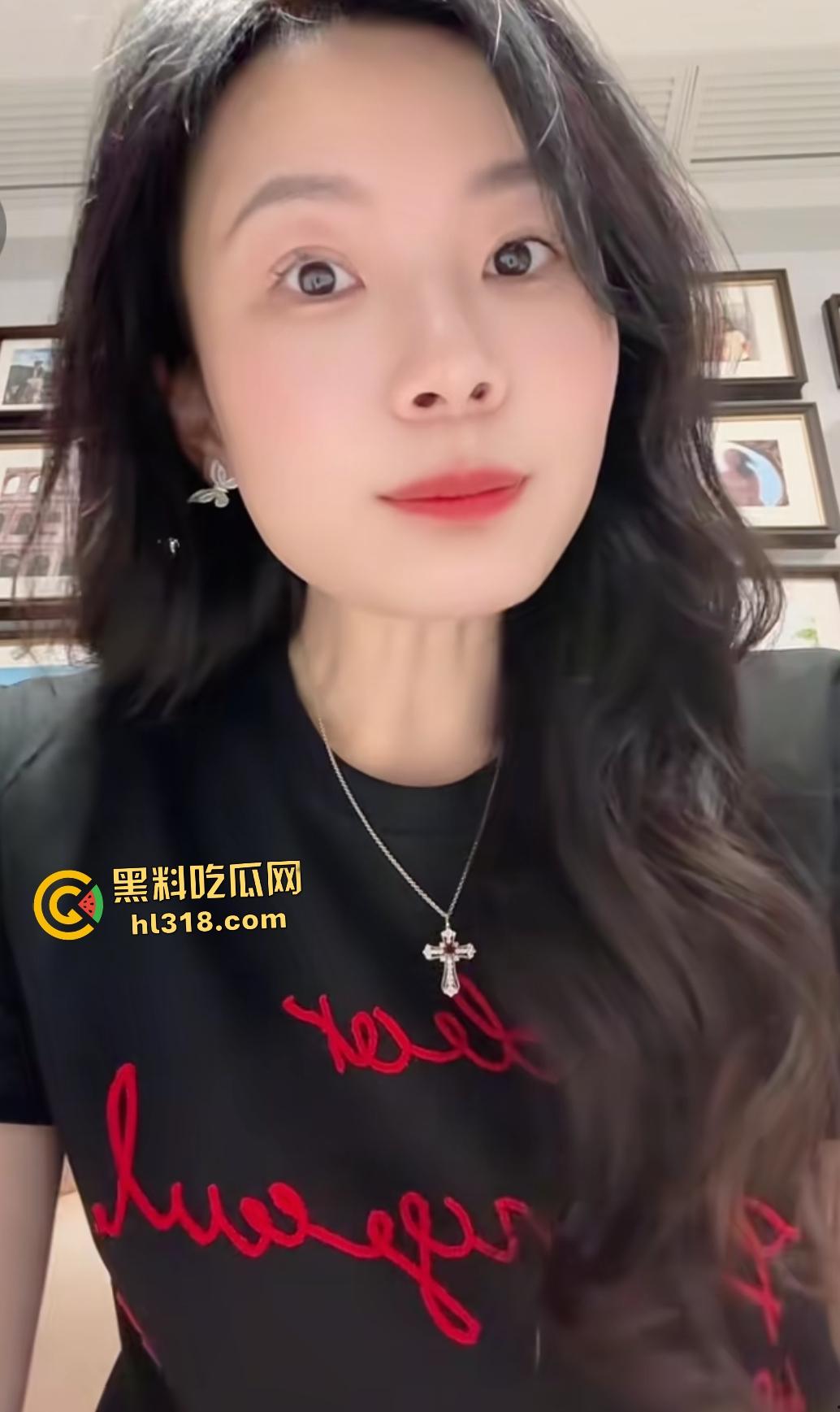 抖音单亲妈妈【卿卿】深夜色诱大儿子！聊生理聊到开灯骑乘，大肥臀身材狂坐鸡巴，连亲儿子都要吸干！-3