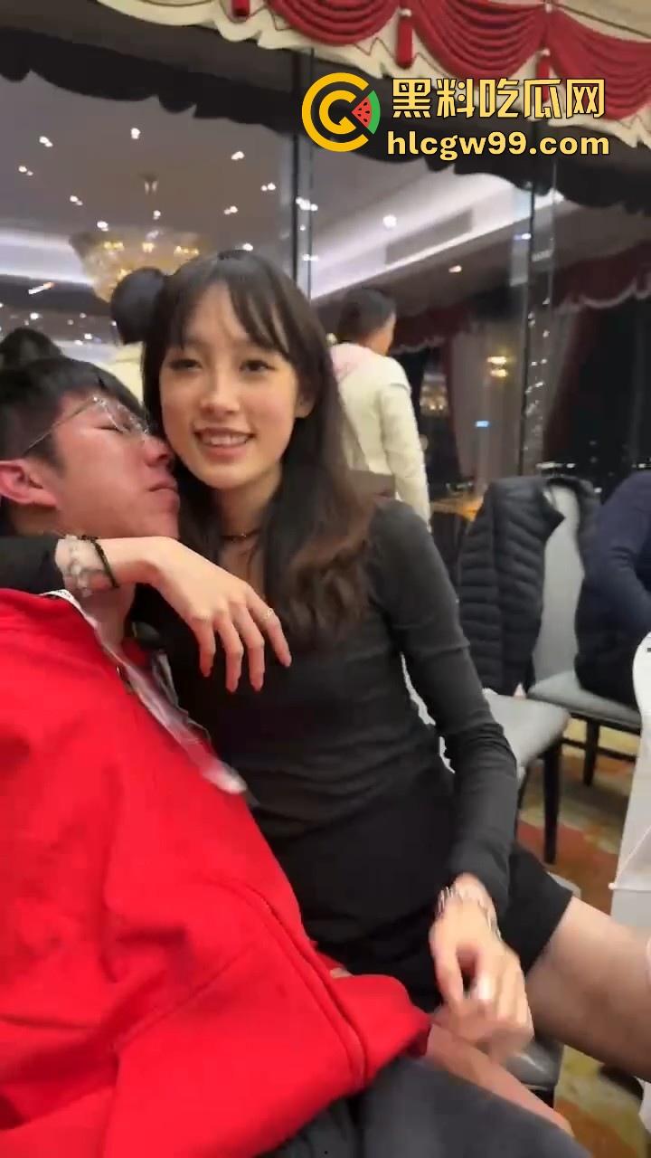 小编推荐！特斯拉车友会变淫趴，女车友们千里送逼，饭桌上就已耐不住主动互舔，海量不雅私拍流出，很有看点。-5