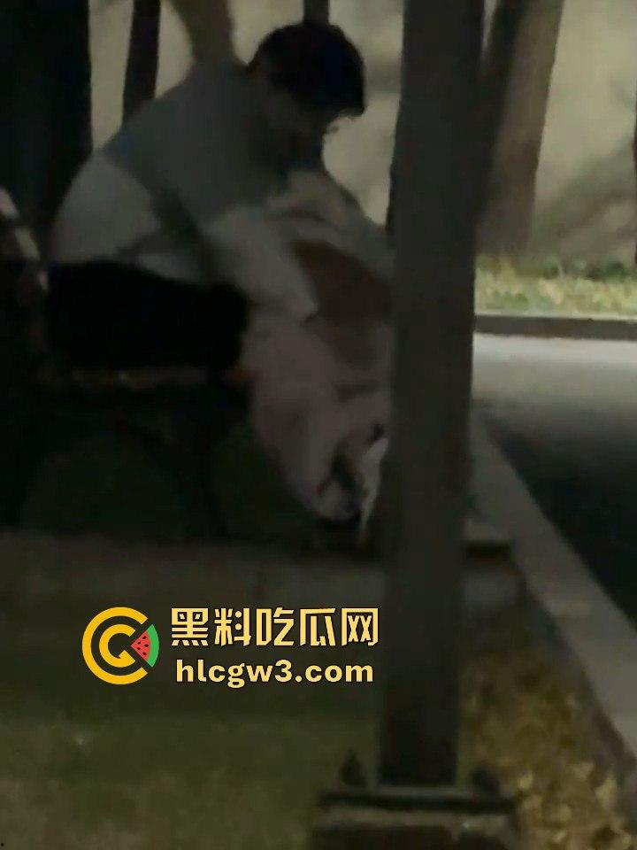 沈阳医学院一对骚男女校内长椅上脱裤子抠逼 现场搞调教 尺度大得像在拍小黄片 真把学校当野战场了！-6