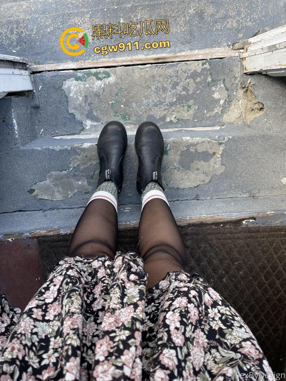 网红【SavvySuxx】提名淫后，家中与哥哥激战无视父母，巨屌颜射满脸白浊，哥哥边看她色情视频边操！-1