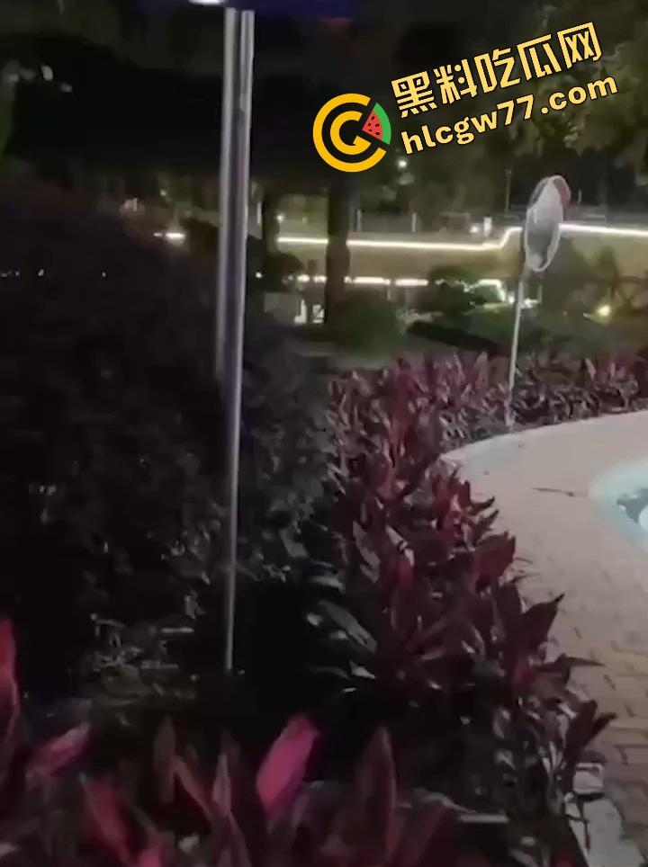 广东食品药品职院情侣操场野战，女友逼痒坐男友腿蹭逼蹭到湿，小哥握腰狂挺差点就插进去！-6