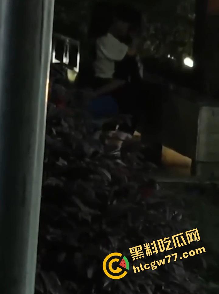 广东食品药品职院情侣操场野战，女友逼痒坐男友腿蹭逼蹭到湿，小哥握腰狂挺差点就插进去！-8