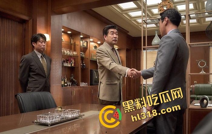 韩国烧酒命悬一线，IMF都救不了这对冤家，财务男大战资本狗！电影【烧酒战争】带你看棒子得信仰！-8