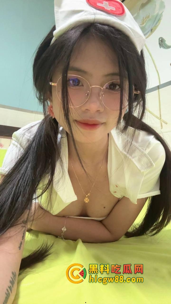 厦门酒吧气氛组极品眼镜骚婊『兰芊芊』酒吧10瓶皇家礼炮带走，制服丝袜被操高潮了主动求拍！-2