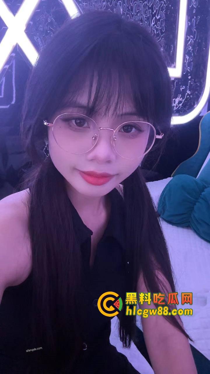 厦门酒吧气氛组极品眼镜骚婊『兰芊芊』酒吧10瓶皇家礼炮带走，制服丝袜被操高潮了主动求拍！-3