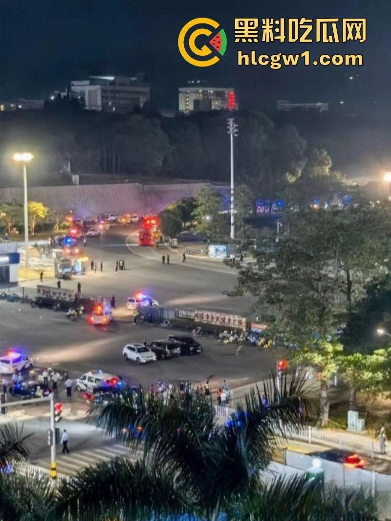 广东珠海体育场一男子突然发狂开车冲撞众人 多人惨遭碾压 血腥现场视频流出 死了一大片？-28