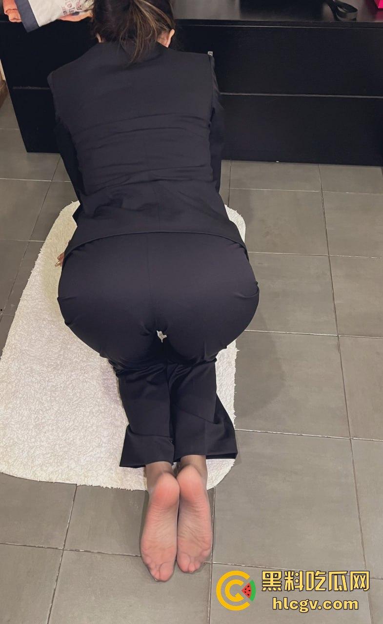 黑丝高跟骚人妻『钱依依』，瓜友炫耀专供级高跟黑丝体验反差服务，一字马大撩腿，这种骚逼真不常见！-11