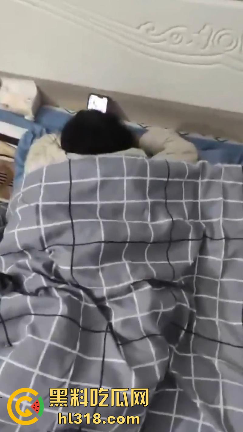 变态女婿乱伦丈母娘，趁老婆上班扒光风云犹存岳母，细腰长腿身材诱人，被扛腿抽插操的丈母娘不停浪叫！-1