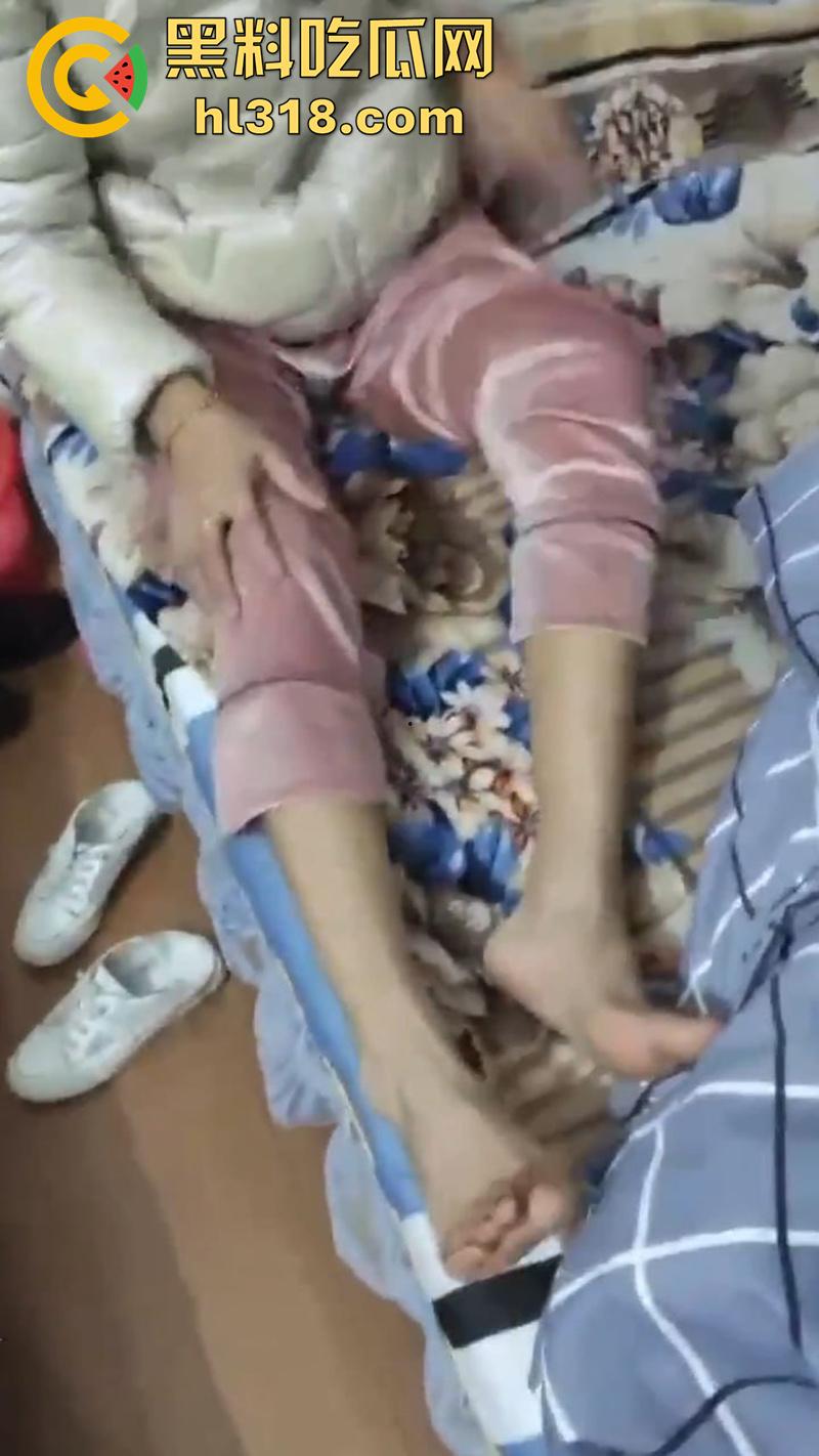 变态女婿乱伦丈母娘，趁老婆上班扒光风云犹存岳母，细腰长腿身材诱人，被扛腿抽插操的丈母娘不停浪叫！-3