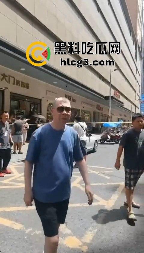 湖南株洲大街惊现冯小刚耍大牌事件，粉丝手机被打掉，热屁股贴冷板凳！-5
