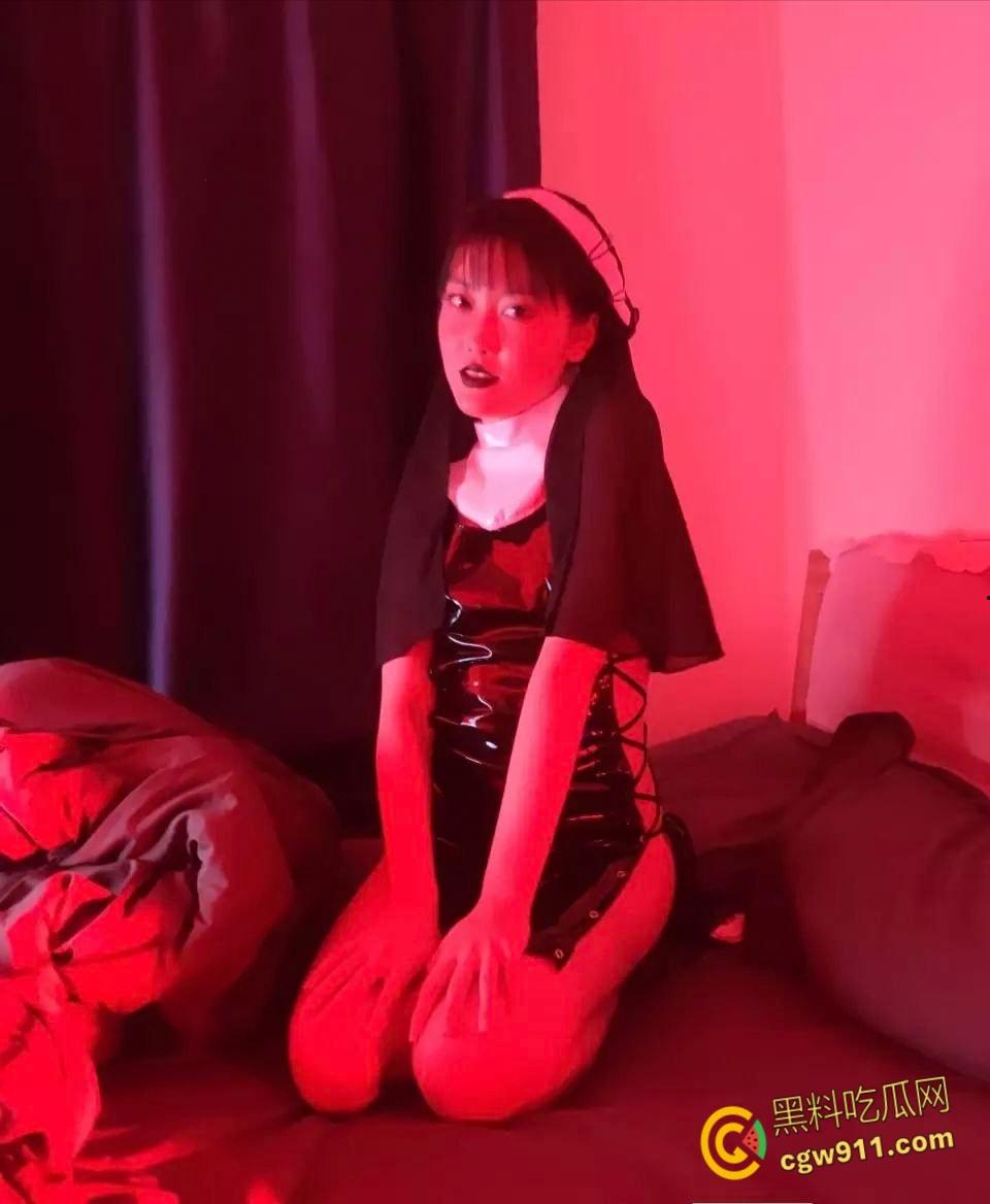 北京科技大学【李晓晴】，下海给富二代当母狗，拉着自己闺密拍照，氛围灯骑脸口交，无套中出开档丝袜！-1