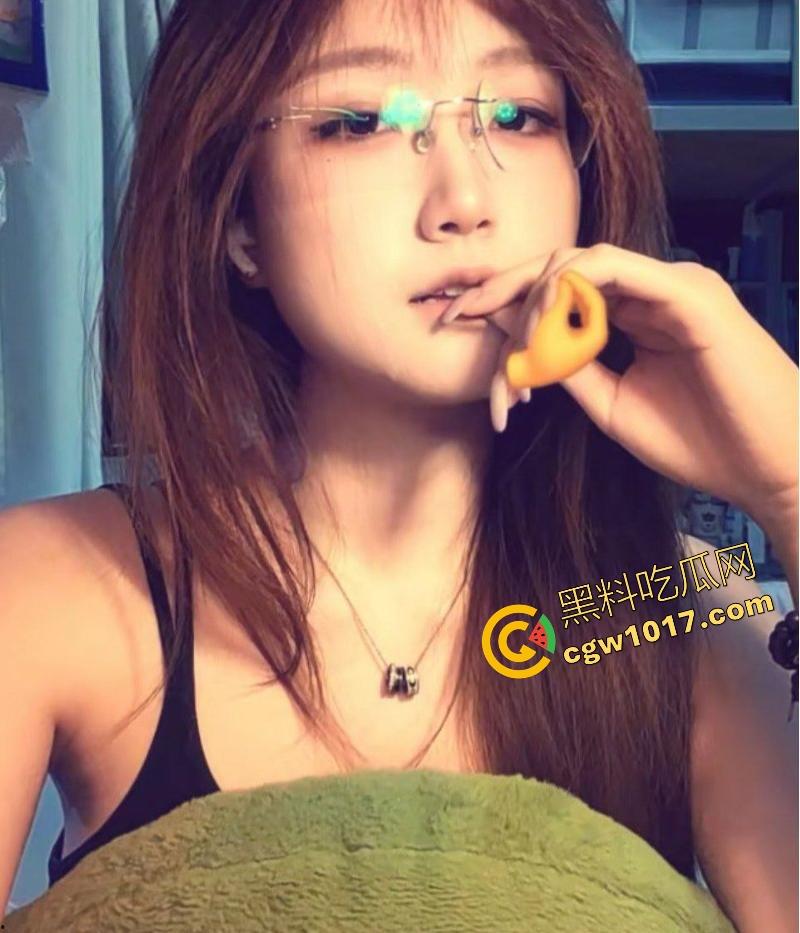 浙江大学极品高颜值学妹【刘颖】清纯可爱，醉酒后眼神迷离被同学带到酒店脱光衣服狂干，粉嫩骚逼被捅得汁水四溅！-5