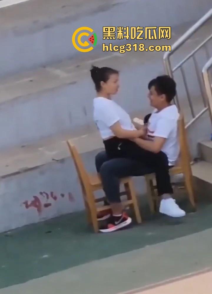 校园小情侣操场发情，精虫上脑饥渴难耐，白日宣淫骑乘，顶级巨乳撩衣揉奶激情缠绵！-6