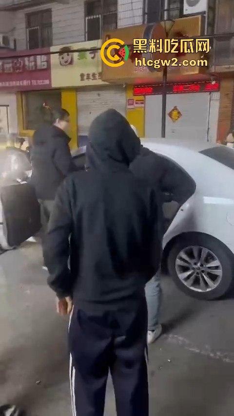 山东泰安新泰未成年小崽子打人狠到飞起，活脱脱一群小雇佣兵，打死人也不犯法？！-6