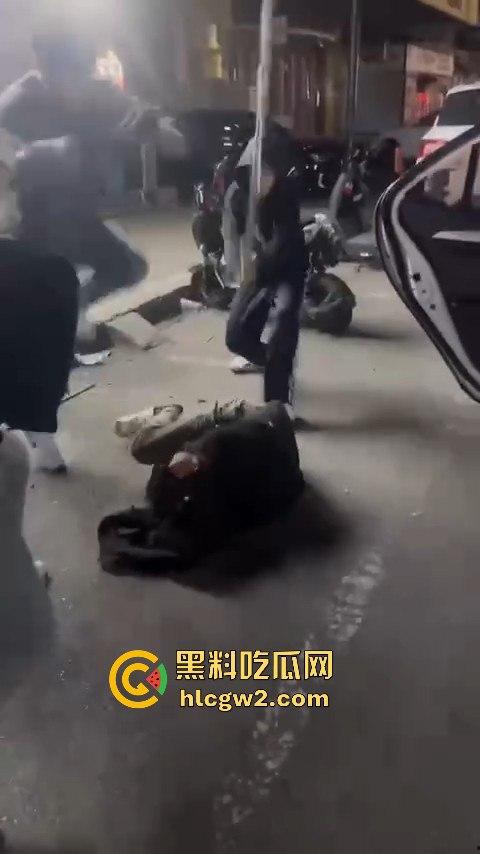 山东泰安新泰未成年小崽子打人狠到飞起，活脱脱一群小雇佣兵，打死人也不犯法？！-10