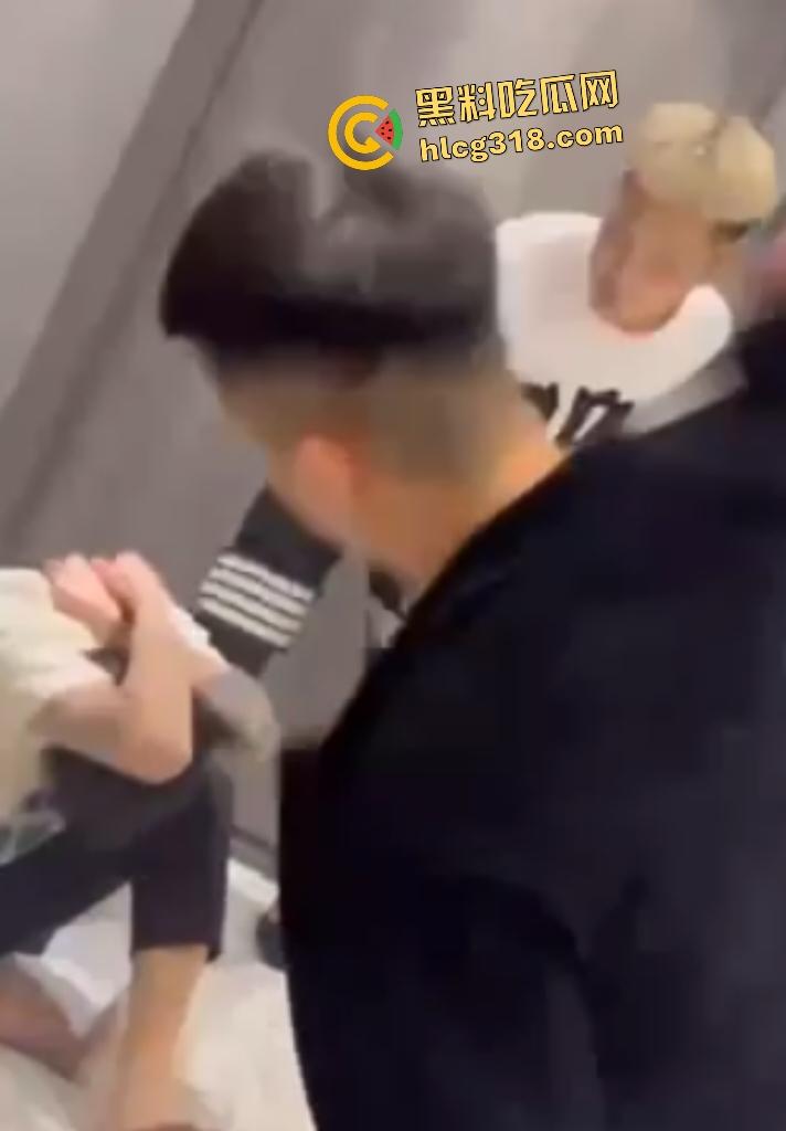 精神小伙抓奸怒暴男小三，女友还在一旁笑嘻嘻抽烟，小伙 和兄弟抽起拖鞋就是一顿拍头！-2