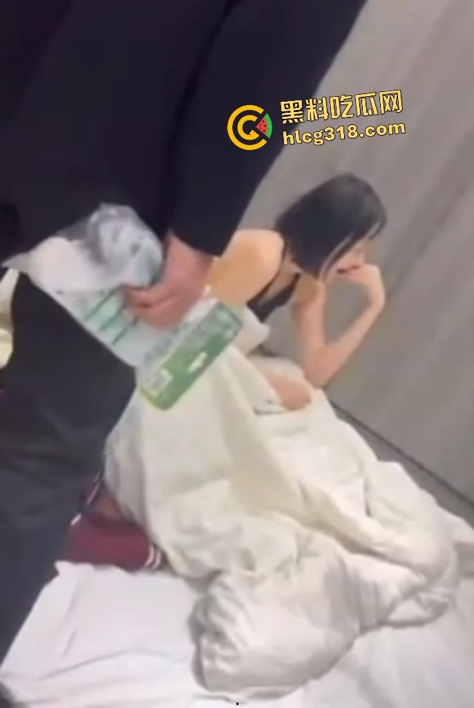 精神小伙抓奸怒暴男小三，女友还在一旁笑嘻嘻抽烟，小伙 和兄弟抽起拖鞋就是一顿拍头！-3