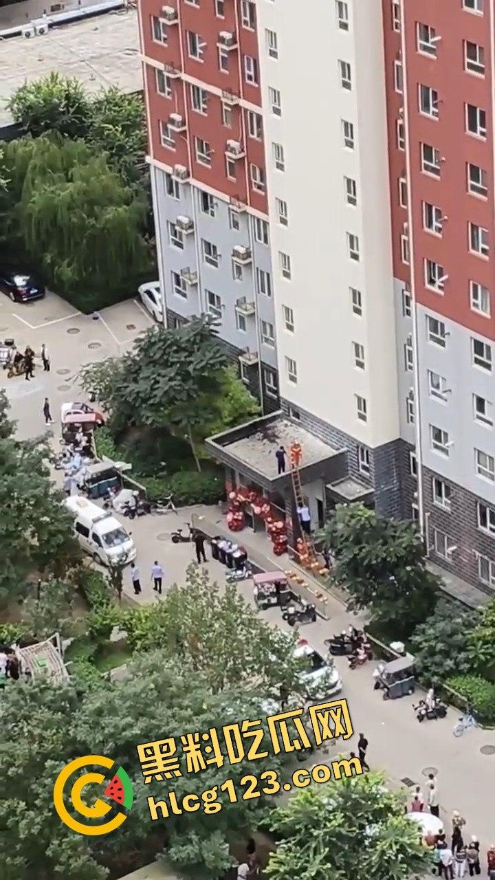 结婚当天邻居跳楼，喜事变悲剧，新人如何处理这场突如其来的困境？-8