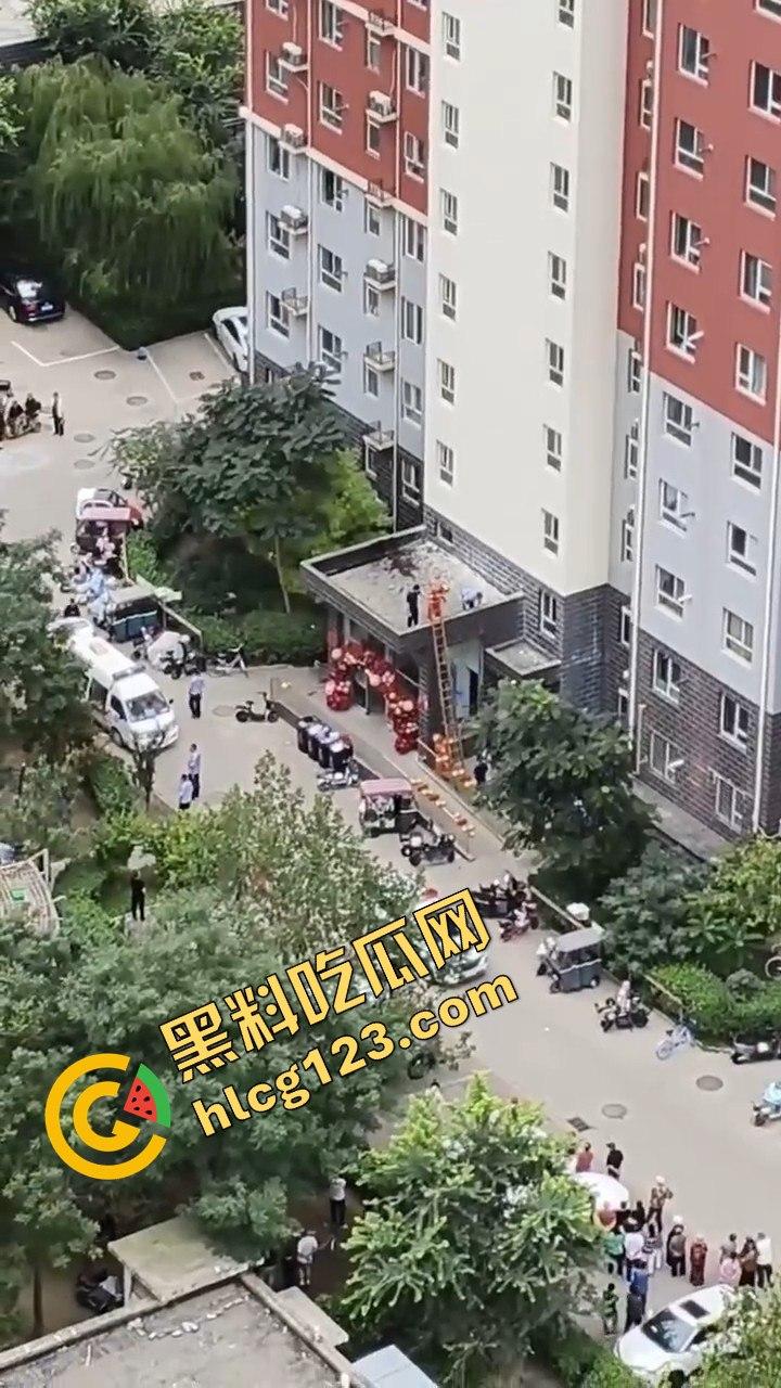 结婚当天邻居跳楼，喜事变悲剧，新人如何处理这场突如其来的困境？-10